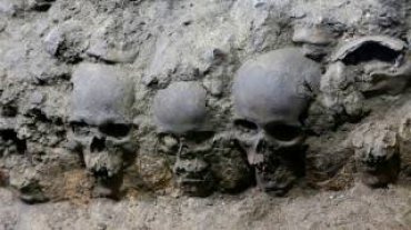 Ученые раскопали в столице Мексики загадочную пирамиду из человеческих черепов