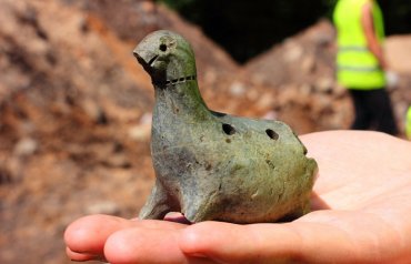 Российские археологи откопали игрушечного динозавра
