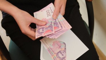 Средняя зарплата в Украине выросла почти на 40%