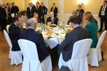 Меркель, Макрон и Путин обсудили ситуацию на Донбассе