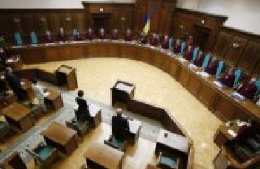 Рада со скандалом приняла новый закон о Конституционном суде