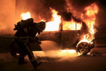 Французы в День взятия Бастилии сожгли 900 автомобилей