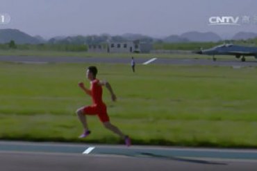 Китайский легкоатлет обогнал истребитель на стометровке