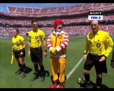 Игроков Реала и МЮ на поле вывел клоун