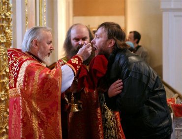 Церковь запретила полицейским залезать в рот российским священникам