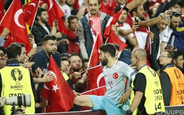 Турцию оштрафовали за поведение болельщиков во время матча против Украины