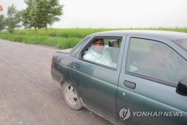 Ким Чен Ын разъезжает по КНДР на зеленой «Приоре»