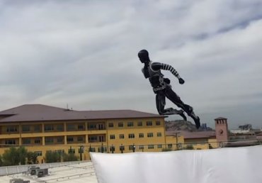 Disney показала летающего робота-акробата