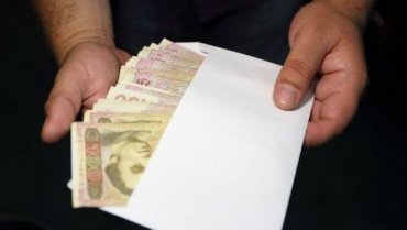 Как много денег в конвертах получают официально работающие украинцы