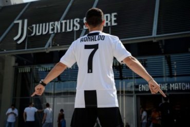 «Ювентус» за один день продал полмиллиона футболок с именем Роналду