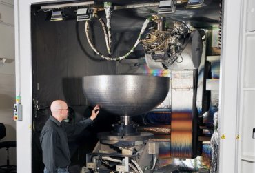 3D-принтер напечатал огромную деталь для космического спутника — в нее помещается 283 литра кофе
