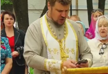 Священник РПЦ прямо во время пения молитвы читал сообщения в смартфоне