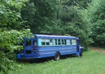 Отец с сыном нашли в лесу загадочный школьный автобус