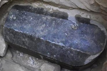Ученые вскрыли «проклятый» черный саркофаг
