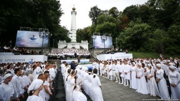 В Киеве евангелисты провели массовое крещение в водах Днепра
