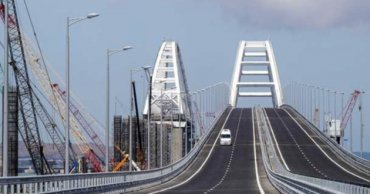 Крымский мост отделяется от Крыма