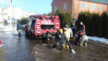 КМДА: Рятувальники відкачують воду помпами у найбільш проблемних місцях