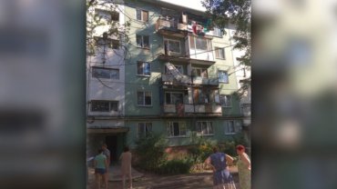 В России мужчина доказывал коммунальщикам аварийность своего балкона и разбился насмерть