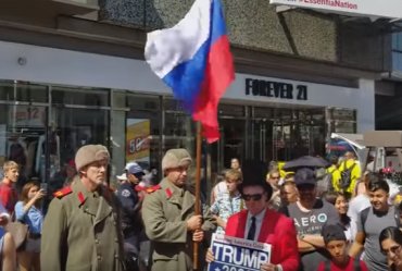 Звезду Трампа на Аллее Славы охраняют «русские солдаты»