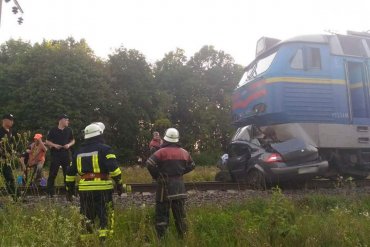 В Киевской области автомобиль с пассажирами попал под поезд