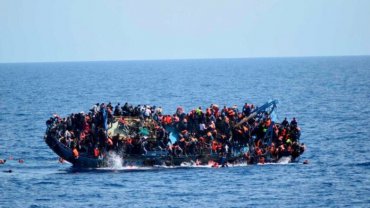Возле Туниса затонуло судно с беженцами: из 86 выжили трое