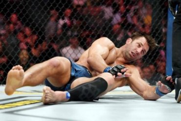 На турнире UFC боец сломал сопернику челюсть