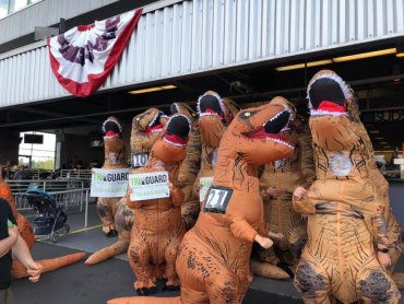 В США тираннозавры устроили забег на ипподроме