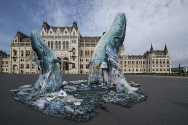 «Гринпис» установил скульптуру китов, сделанную из океанских пластиковых отходов
