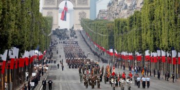 В Париже прошел военный парад