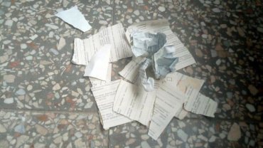 В Ивано-Франковске женщина уничтожила бюллетени, не найдя в списках Зеленского