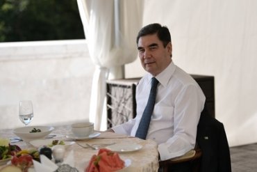 Президент Туркмении не умер, а улетел в Германию к больной матери