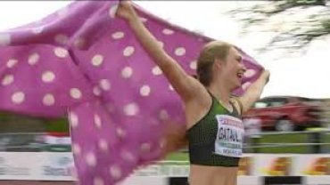 Российская легкоатлетка отметила победу с одеялом вместо флага