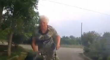 В Запорожье пенсионерка на велосипеде протаранила головой лобовое стекло полицейского авто
