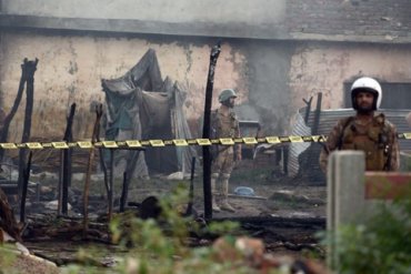В Пакистане военный самолет упал на жилые дома