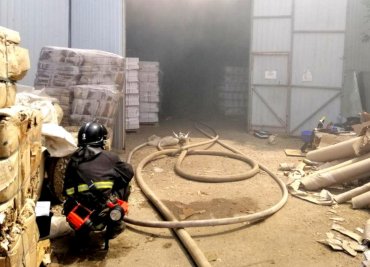 В Одессе масштабный пожар на складе с бумагой