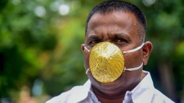 Индус сделал себе из золота маску от коронавируса