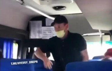 Водитель маршрутки выбросил из салона пассажира без маски