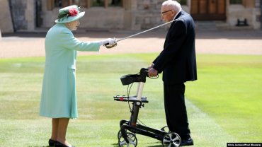 Королева Елизавета посвятила в рыцари 100-летнего ветерана
