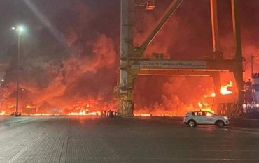 В порту Дубая произошел мощный взрыв