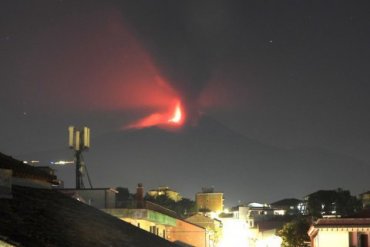 На острове Сицилия вновь началось извержение вулкана Этна
