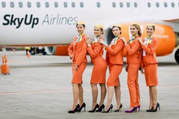 Украинских стюардесс переоденут в брюки и кроссовки