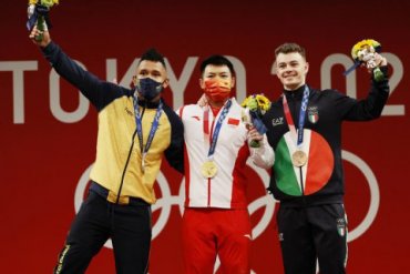 Медалистам Олимпиады разрешили снимать маски на подиуме