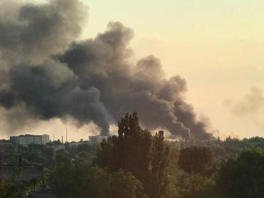 Над Донецком сгущаются клубы дыма: на вокзале снова гремят взрывы