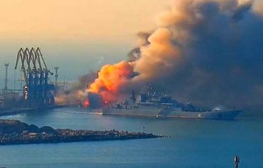 В порту Бердянска прогремели мощные взрывы: говорят о подрыве корабля «Саратов»