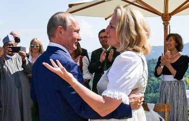 Танцевавшая с Путиным экс-глава МИД Австрии сбежала из страны из-за угроз