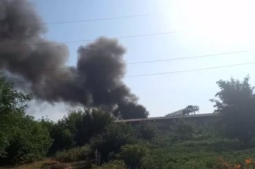 В оккупированной Макеевке прогремели взрывы: горит военный объект оккупантов. Видео