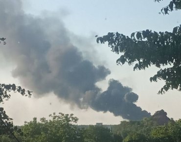 В Донецке прогремели взрывы на нефтебазе оккупантов: город заволокло черным едким дымом