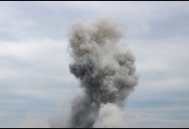 У Миколаєві пролунали вибухи: над містом піднімається дим