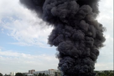 Вибух у Новій Каховці: здіймається величезний стовп чорного диму
