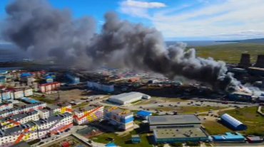 В россійському Анадирі масштабно палають склади. Відео